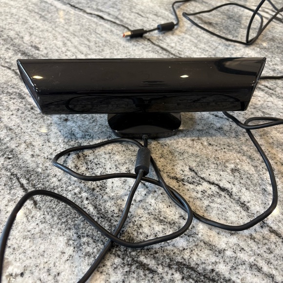 Xbox 360 Kinect Sensor - Picture 2 of 2